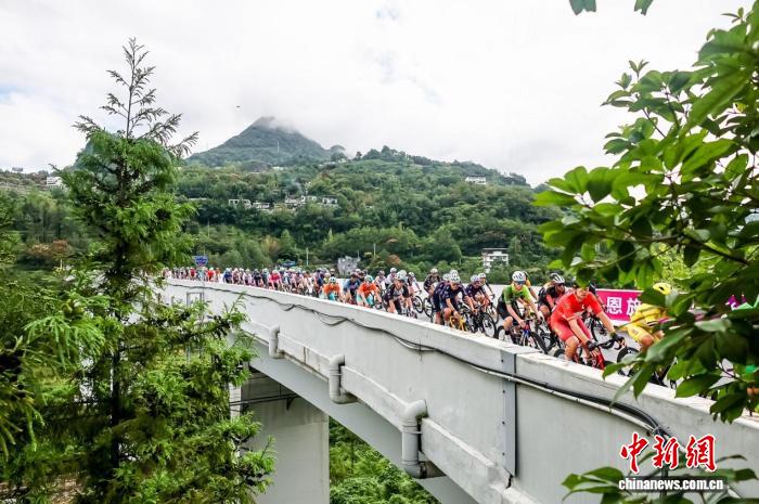 2025中国公路自行车公开赛恩施站圆满落幕：峡谷