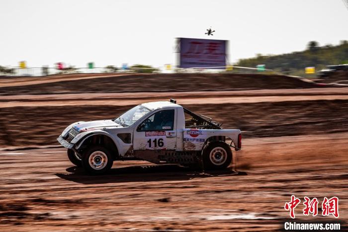 发车在即：80余名车手决战三圣之地，衢州柯城站