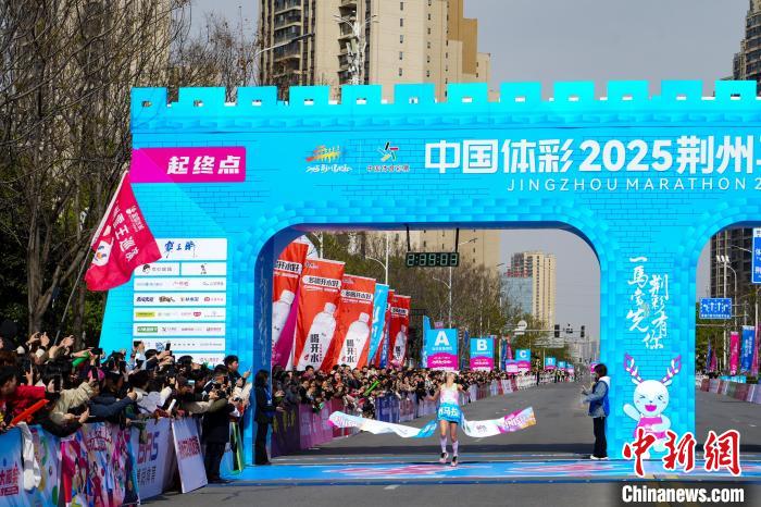 2025荆州马拉松开跑 两万选手共绘城市文化画卷