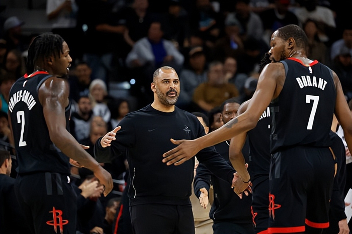 火箭替补锋线芬尼-史密斯低迷表现引质疑 乌度卡