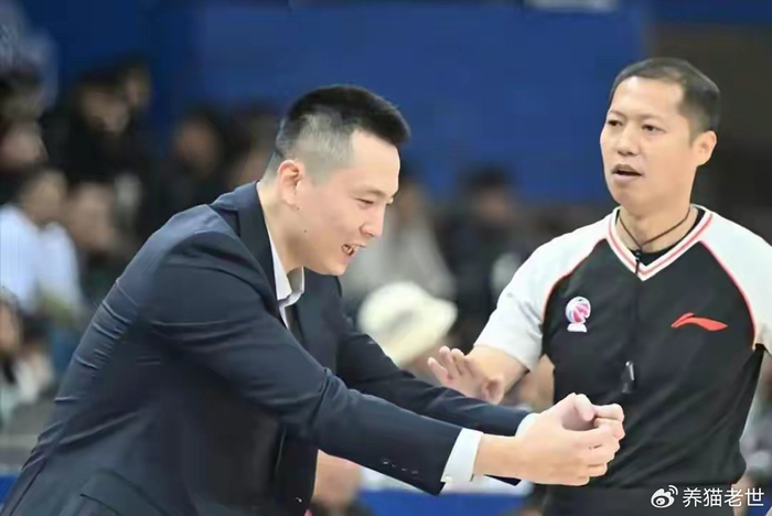 上海男篮险胜广州，王哲林罚球定乾坤，隐患浮