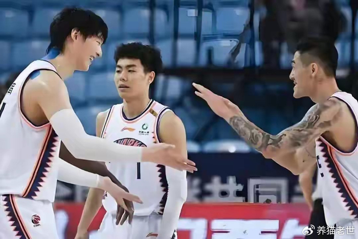 上海男篮险胜广州，王哲林罚球定乾坤，隐患浮