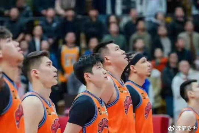 上海男篮险胜广州，王哲林罚球定乾坤，隐患浮