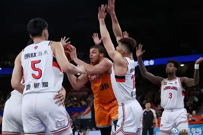 上海男篮险胜广州，王哲林罚球定乾坤，隐患浮