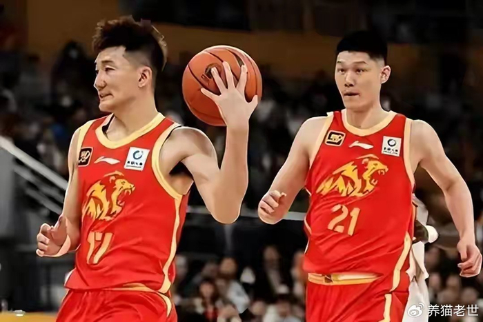 上海男篮险胜广州，王哲林罚球定乾坤，隐患浮