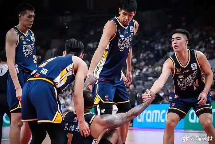 上海男篮险胜广州，王哲林罚球定乾坤，隐患浮