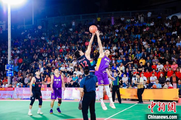 青秀区刘圩镇大里村乡村篮球邀请赛正式拉开帷